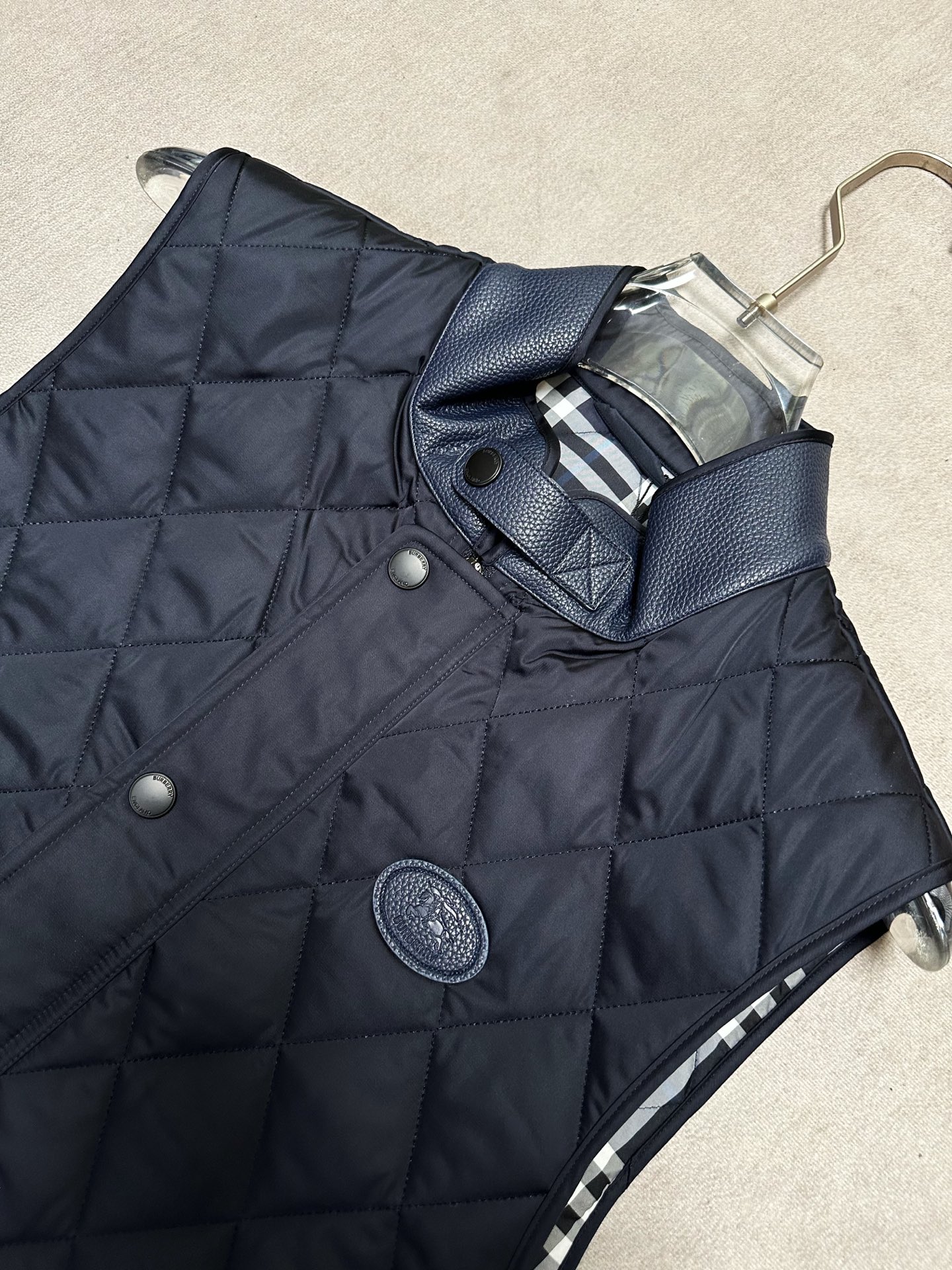 (藏青~)Burberry26秋冬爆款马甲 Burberry男士立领无袖棉马甲,经典短款合身版型,黑色、藏青两色 (藏青~)Burberry26秋冬爆款马甲 Burberry男士立领无袖棉马甲,经典短款合身版型,黑色、藏青两色