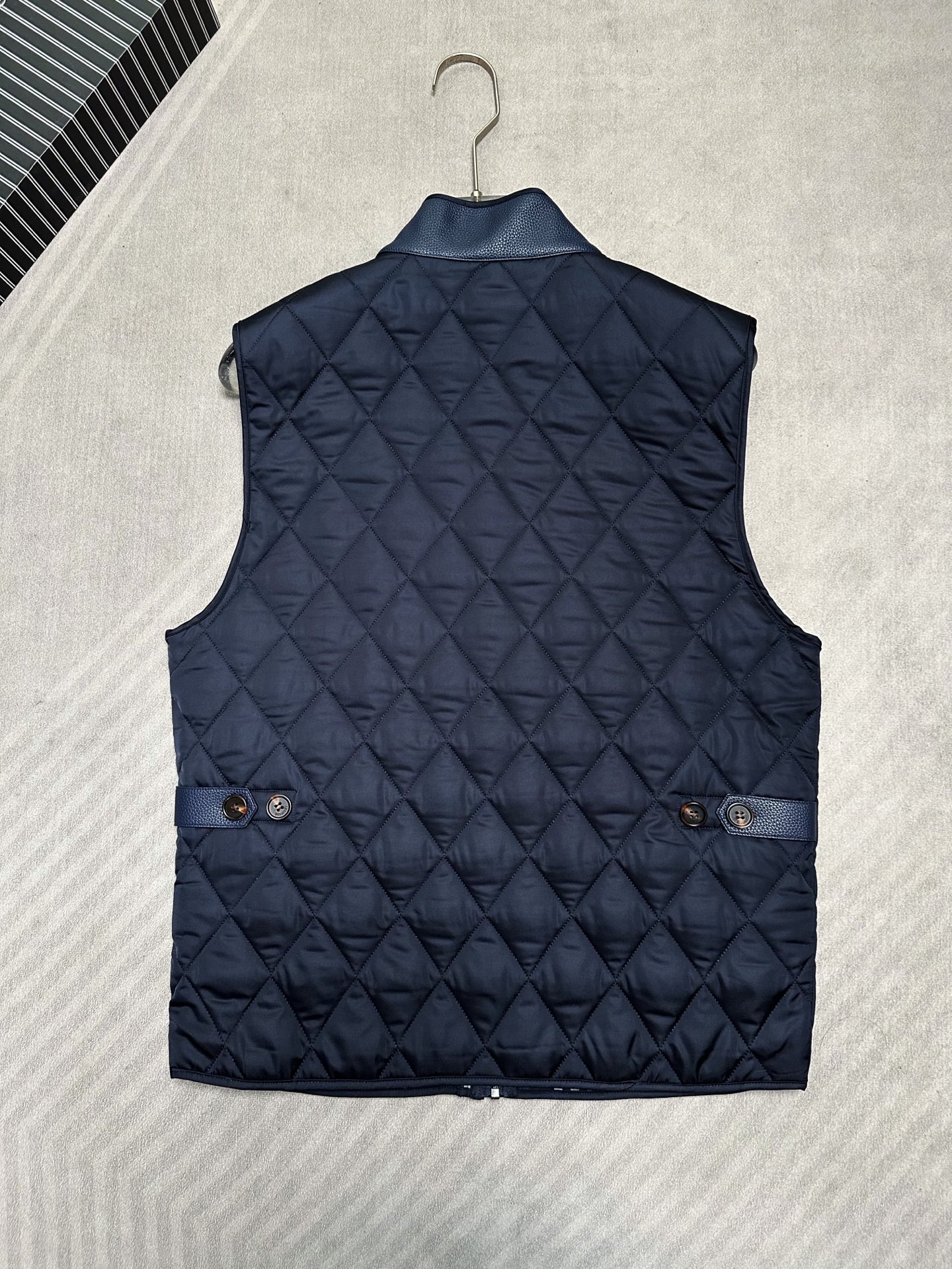 (藏青~)Burberry26秋冬爆款马甲 Burberry男士立领无袖棉马甲,经典短款合身版型,黑色、藏青两色 (藏青~)Burberry26秋冬爆款马甲 Burberry男士立领无袖棉马甲,经典短款合身版型,黑色、藏青两色