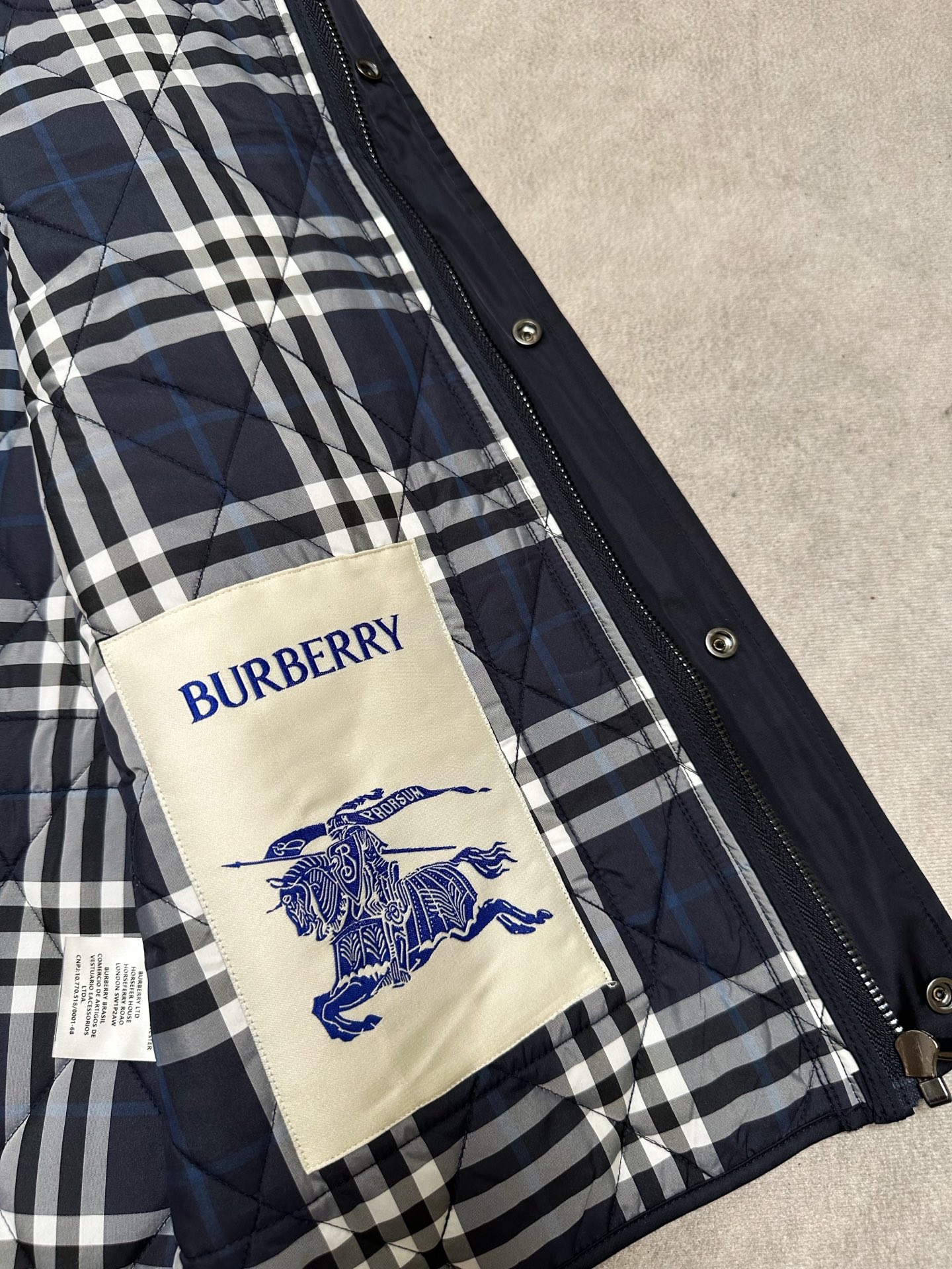 (藏青~)Burberry26秋冬爆款马甲 Burberry男士立领无袖棉马甲,经典短款合身版型,黑色、藏青两色 (藏青~)Burberry26秋冬爆款马甲 Burberry男士立领无袖棉马甲,经典短款合身版型,黑色、藏青两色
