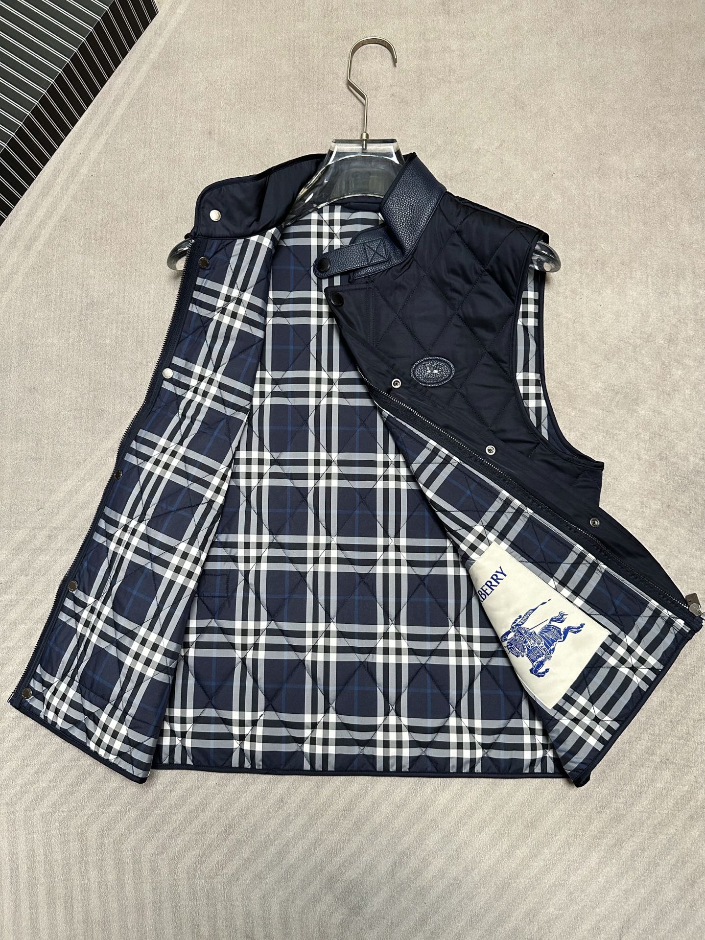 (藏青~)Burberry26秋冬爆款马甲 Burberry男士立领无袖棉马甲,经典短款合身版型,黑色、藏青两色 (藏青~)Burberry26秋冬爆款马甲 Burberry男士立领无袖棉马甲,经典短款合身版型,黑色、藏青两色