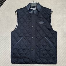 (藏青~)Burberry26秋冬爆款马甲 Burberry男士立领无袖棉马甲,经典短款合身版型,黑色、藏青两色 (藏青~)Burberry26秋冬爆款马甲 Burberry男士立领无袖棉马甲,经典短款合身版型,黑色、藏青两色