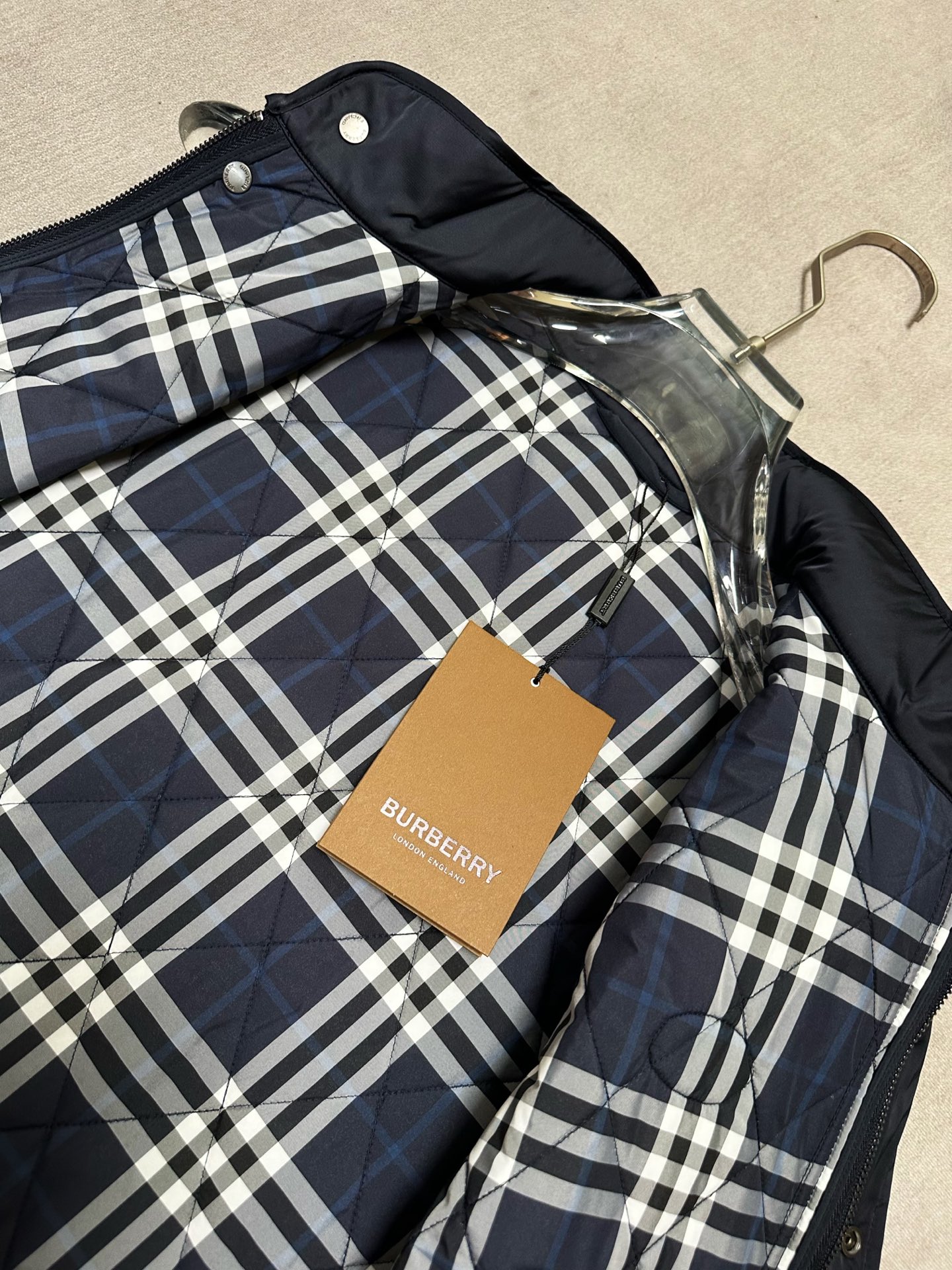 (藏青~)Burberry26秋冬爆款马甲 Burberry男士立领无袖棉马甲,经典短款合身版型,黑色、藏青两色 (藏青~)Burberry26秋冬爆款马甲 Burberry男士立领无袖棉马甲,经典短款合身版型,黑色、藏青两色