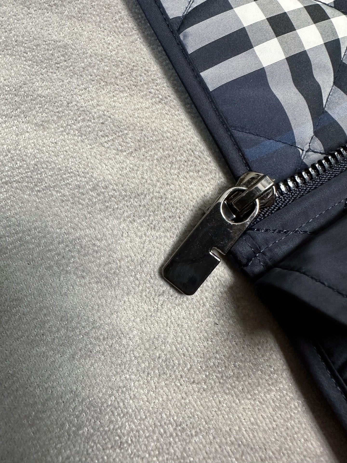 (藏青~)Burberry26秋冬爆款马甲 Burberry男士立领无袖棉马甲,经典短款合身版型,黑色、藏青两色 (藏青~)Burberry26秋冬爆款马甲 Burberry男士立领无袖棉马甲,经典短款合身版型,黑色、藏青两色