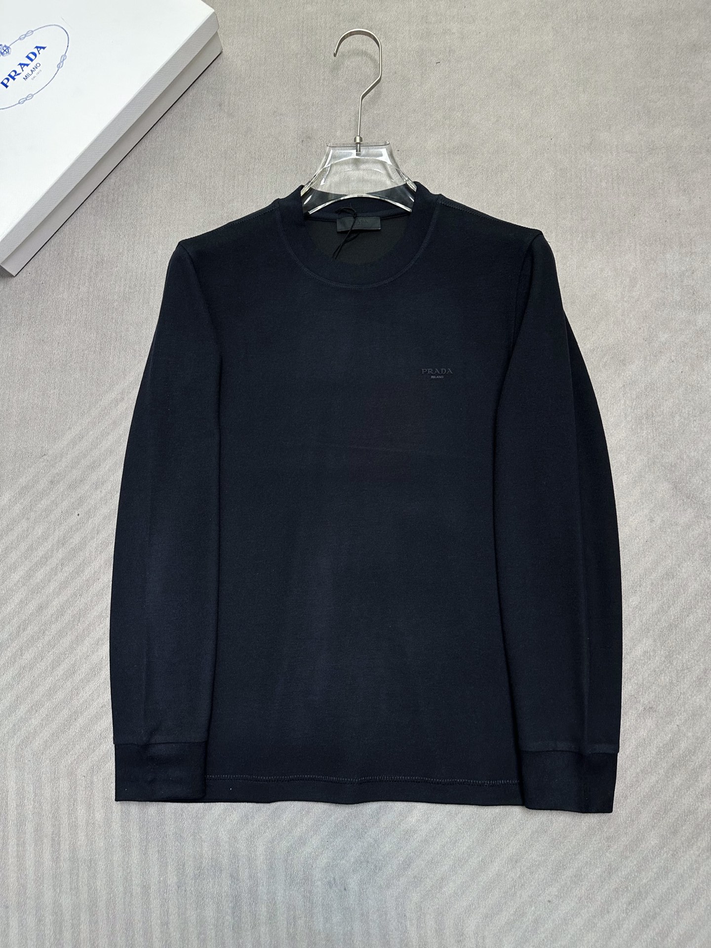 (藏蓝~)PRADA26秋冬爆款打底衫 PRADA男士简约圆领长袖针织打底,合身微宽松版型。秋冬高品质刚需打底, (藏蓝~)PRADA26秋冬爆款打底衫 PRADA男士简约圆领长袖针织打底,合身微宽松版型。秋冬高品质刚需打底,