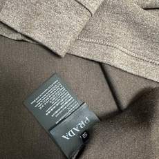 (咖色~)PRADA26秋冬爆款打底衫 PRADA男士简约圆领长袖针织打底,合身微宽松版型。秋冬高品质刚需打底, (咖色~)PRADA26秋冬爆款打底衫 PRADA男士简约圆领长袖针织打底,合身微宽松版型。秋冬高品质刚需打底,