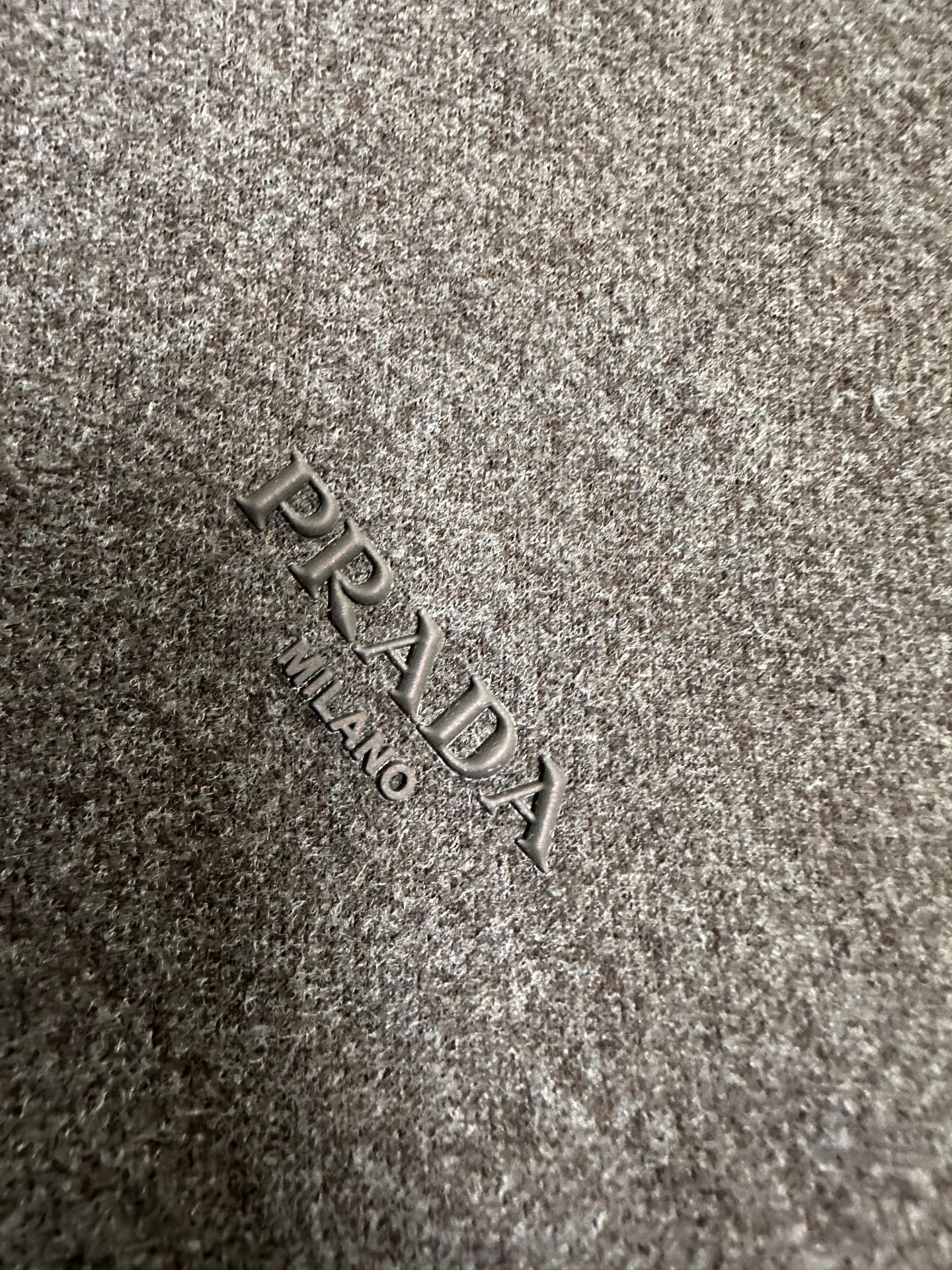 (咖色~)PRADA26秋冬爆款打底衫 PRADA男士简约圆领长袖针织打底,合身微宽松版型。秋冬高品质刚需打底, (咖色~)PRADA26秋冬爆款打底衫 PRADA男士简约圆领长袖针织打底,合身微宽松版型。秋冬高品质刚需打底,