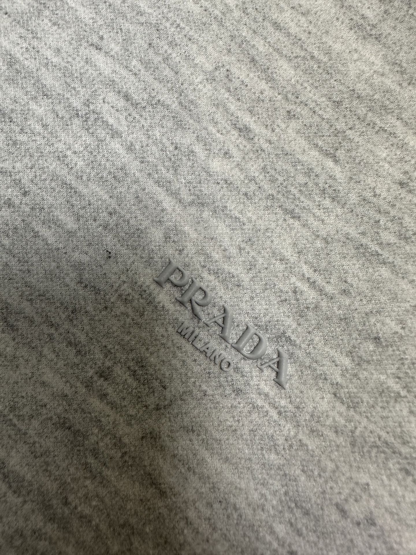 (浅灰白~)PRADA26秋冬爆款打底衫 PRADA男士简约圆领长袖针织打底,合身微宽松版型。秋冬高品质刚需打底 (浅灰白~)PRADA26秋冬爆款打底衫 PRADA男士简约圆领长袖针织打底,合身微宽松版型。秋冬高品质刚需打底