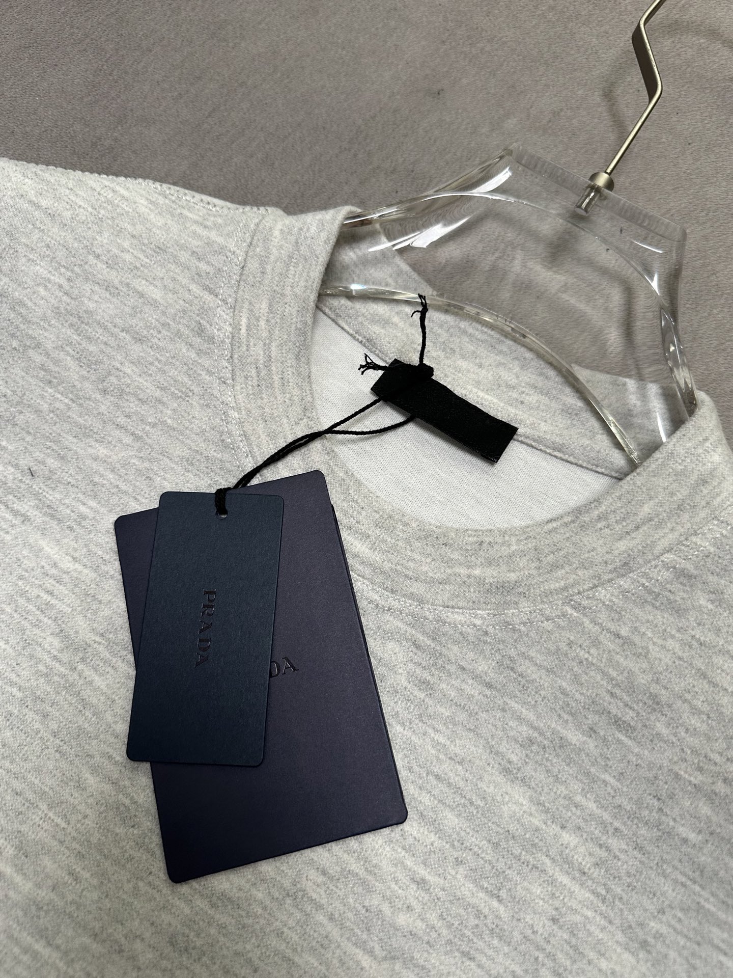 (浅灰白~)PRADA26秋冬爆款打底衫 PRADA男士简约圆领长袖针织打底,合身微宽松版型。秋冬高品质刚需打底 (浅灰白~)PRADA26秋冬爆款打底衫 PRADA男士简约圆领长袖针织打底,合身微宽松版型。秋冬高品质刚需打底