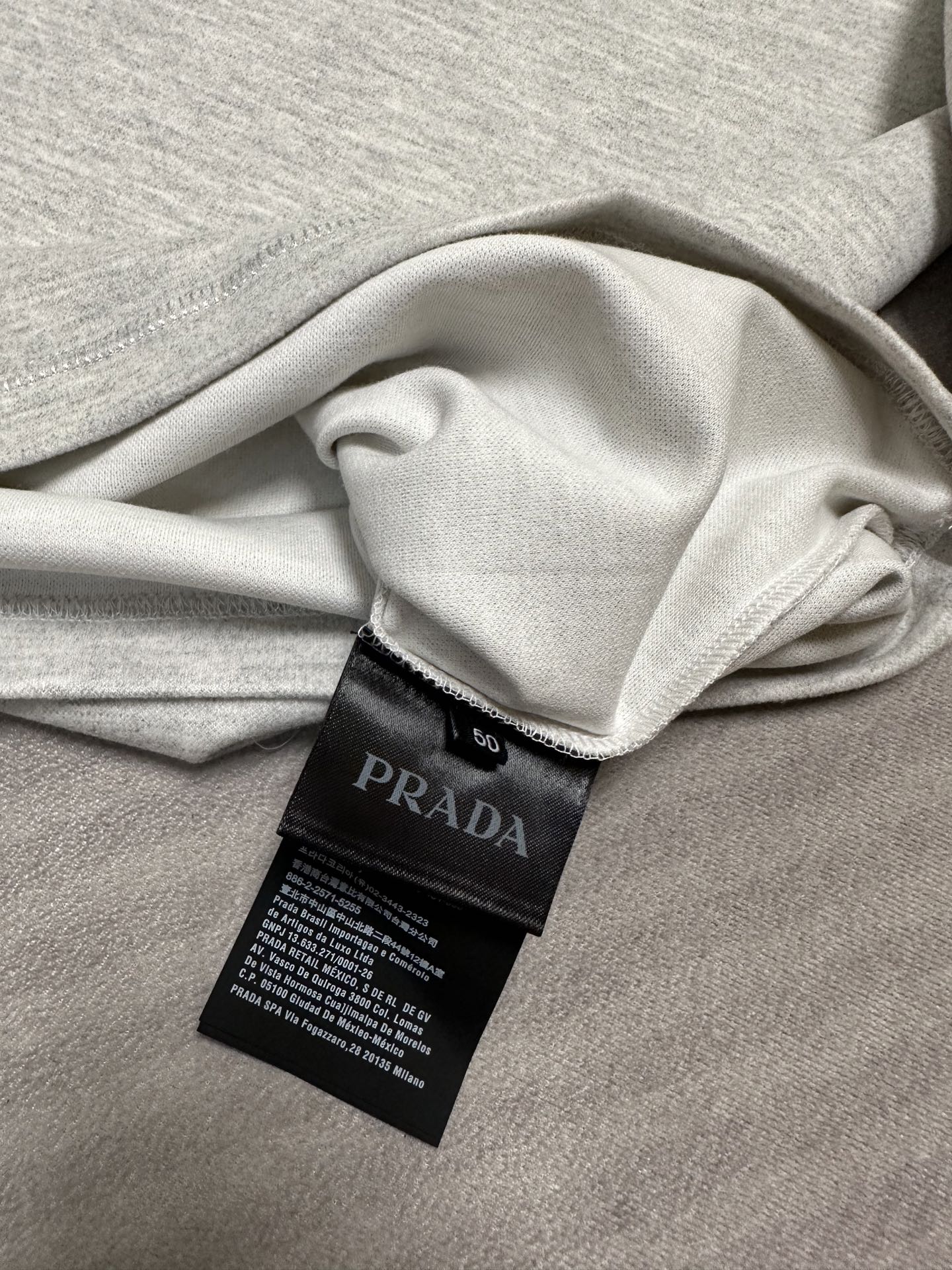 (浅灰白~)PRADA26秋冬爆款打底衫 PRADA男士简约圆领长袖针织打底,合身微宽松版型。秋冬高品质刚需打底 (浅灰白~)PRADA26秋冬爆款打底衫 PRADA男士简约圆领长袖针织打底,合身微宽松版型。秋冬高品质刚需打底