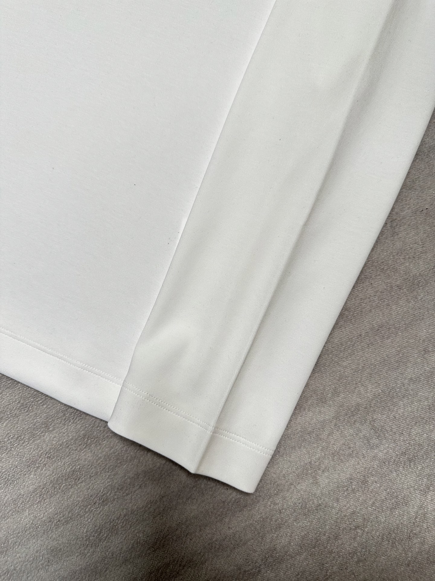 (黑~)LOEWE26秋冬爆款打底衫 (白色~)LOEWE这款打底衫面料精选46.8%莫代尔46.9%棉6.3% (黑~)LOEWE26秋冬爆款打底衫 (白色~)LOEWE这款打底衫面料精选46.8%莫代尔46.9%棉6.3%