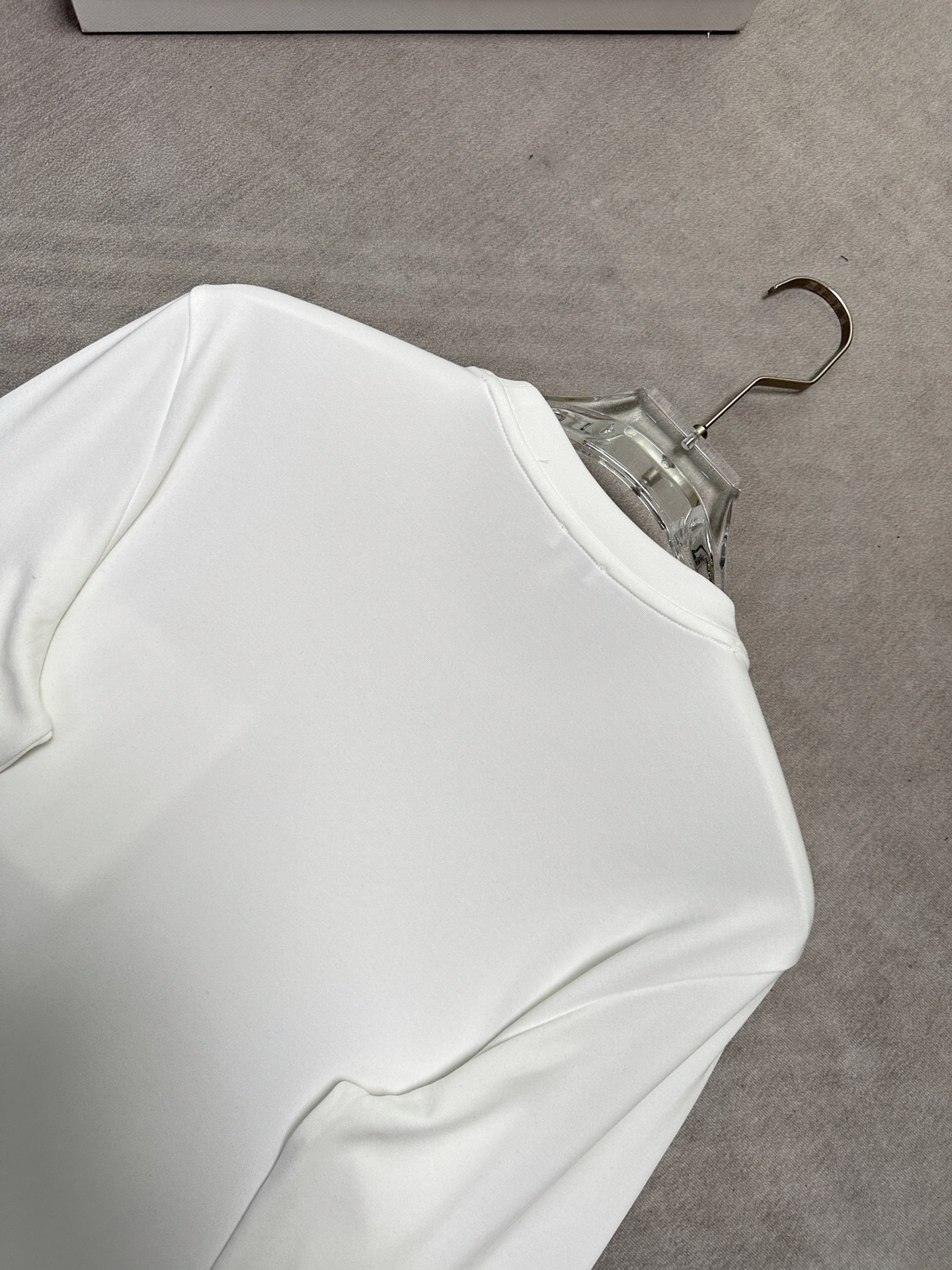 (黑~)LOEWE26秋冬爆款打底衫 (白色~)LOEWE这款打底衫面料精选46.8%莫代尔46.9%棉6.3% (黑~)LOEWE26秋冬爆款打底衫 (白色~)LOEWE这款打底衫面料精选46.8%莫代尔46.9%棉6.3%