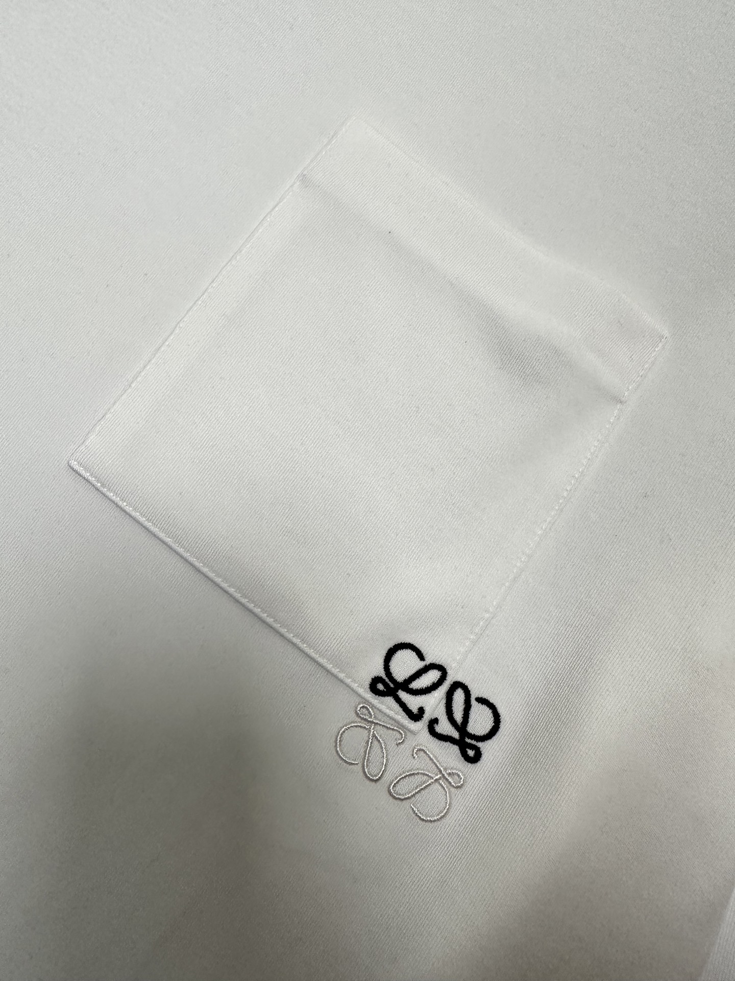 (黑~)LOEWE26秋冬爆款打底衫 (白色~)LOEWE这款打底衫面料精选46.8%莫代尔46.9%棉6.3% (黑~)LOEWE26秋冬爆款打底衫 (白色~)LOEWE这款打底衫面料精选46.8%莫代尔46.9%棉6.3%