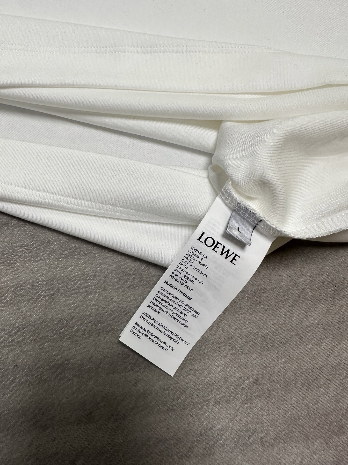 (黑~)LOEWE26秋冬爆款打底衫 (白色~)LOEWE这款打底衫面料精选46.8%莫代尔46.9%棉6.3% (黑~)LOEWE26秋冬爆款打底衫 (白色~)LOEWE这款打底衫面料精选46.8%莫代尔46.9%棉6.3%