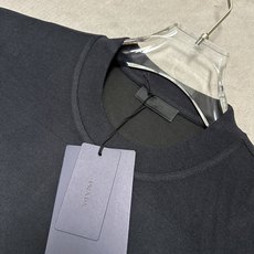 (藏蓝~)PRADA26秋冬爆款打底衫 PRADA男士简约圆领长袖针织打底,合身微宽松版型。秋冬高品质刚需打底, (藏蓝~)PRADA26秋冬爆款打底衫 PRADA男士简约圆领长袖针织打底,合身微宽松版型。秋冬高品质刚需打底,