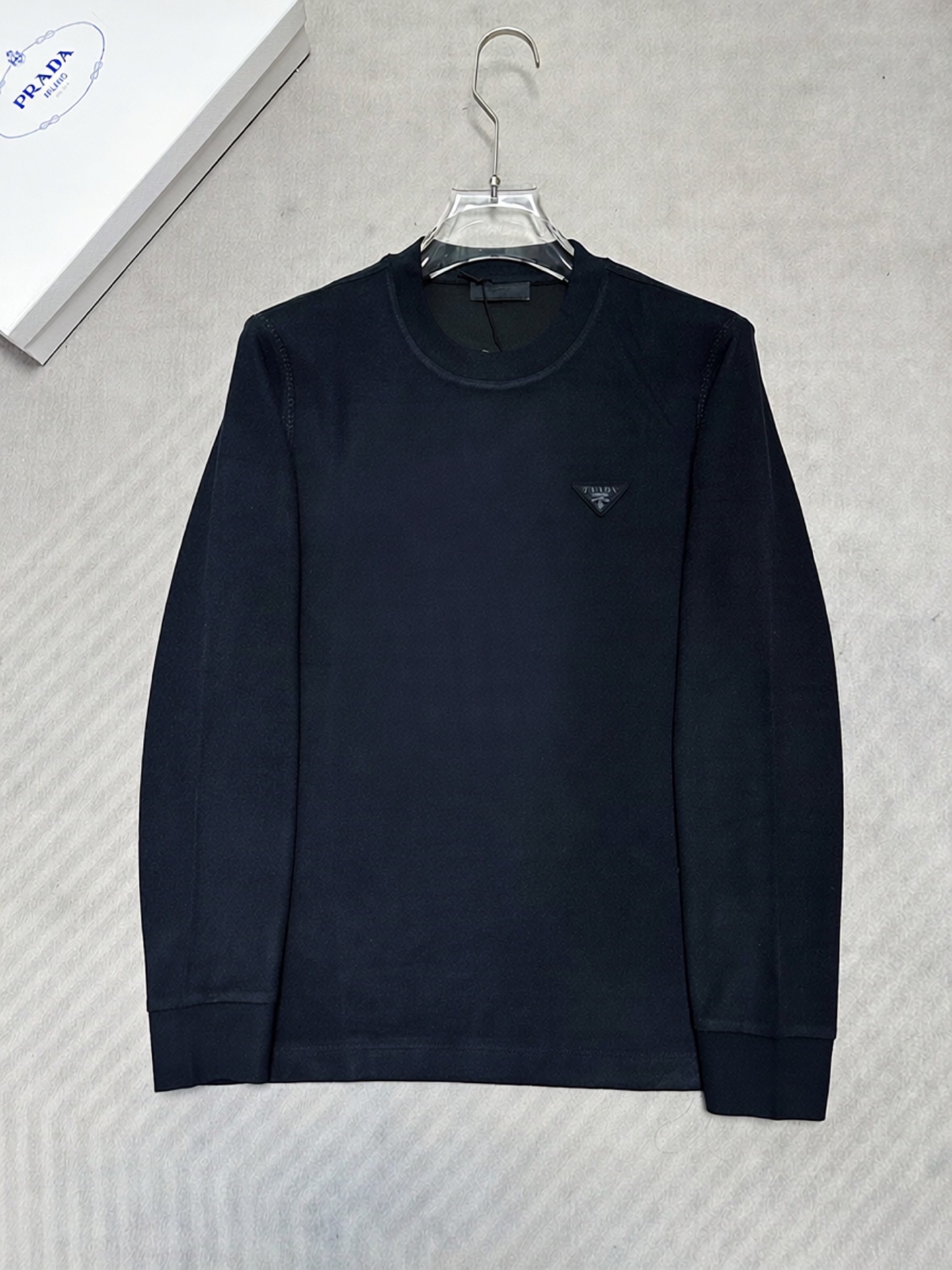 (藏蓝~)PRADA26秋冬爆款打底衫 PRADA男士简约圆领长袖针织打底,合身微宽松版型。秋冬高品质刚需打底, (藏蓝~)PRADA26秋冬爆款打底衫 PRADA男士简约圆领长袖针织打底,合身微宽松版型。秋冬高品质刚需打底,