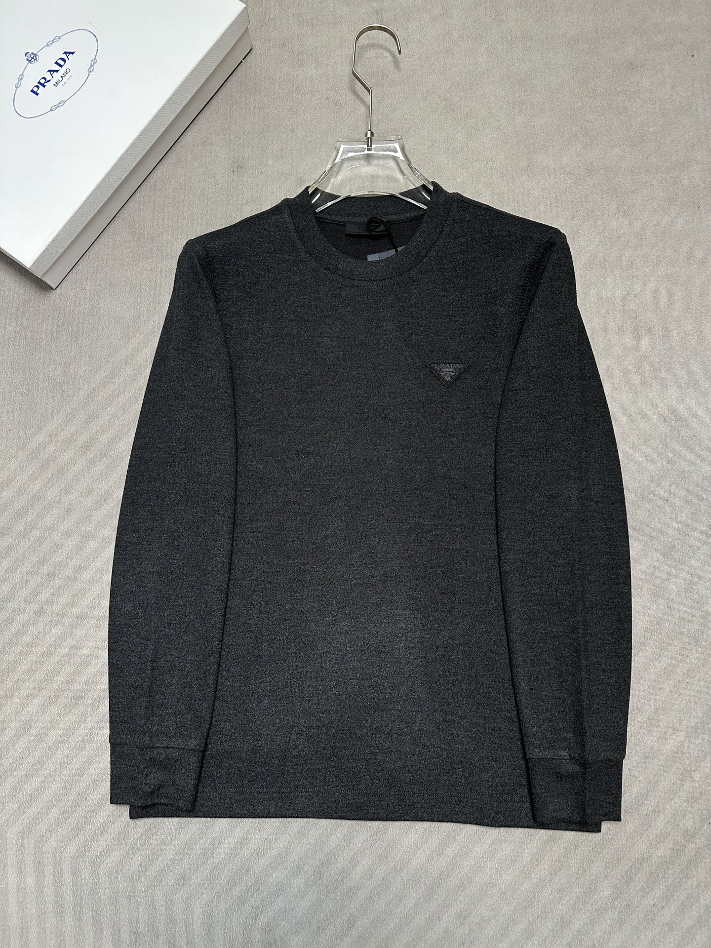 (深灰~)PRADA26秋冬爆款打底衫 PRADA男士简约圆领长袖针织打底,合身微宽松版型。秋冬高品质刚需打底, (深灰~)PRADA26秋冬爆款打底衫 PRADA男士简约圆领长袖针织打底,合身微宽松版型。秋冬高品质刚需打底,
