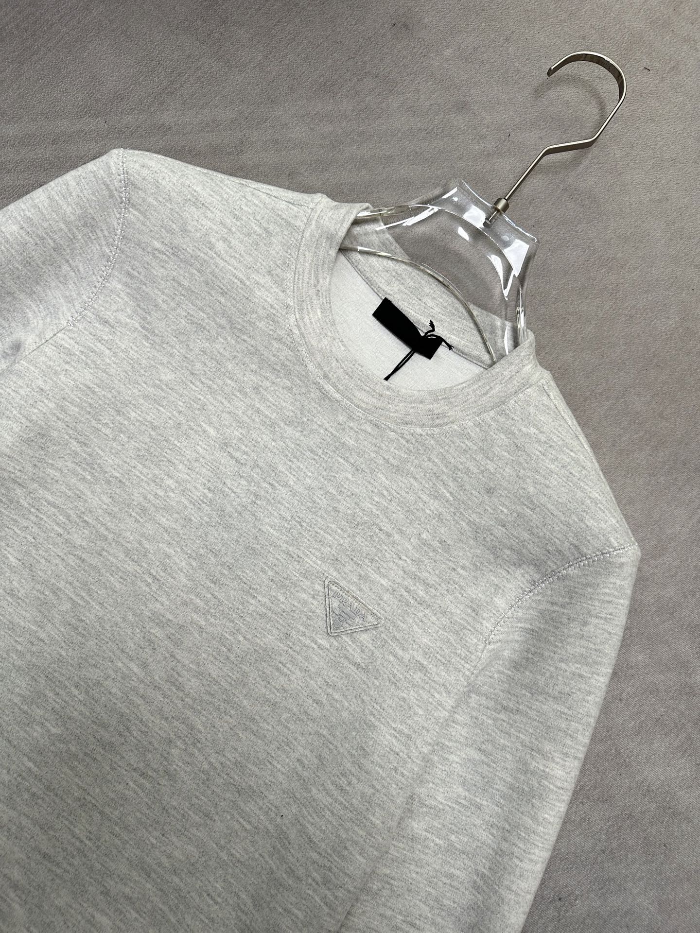 (灰白~)PRADA26秋冬爆款打底衫 PRADA男士简约圆领长袖针织打底,合身微宽松版型。秋冬高品质刚需打底, (灰白~)PRADA26秋冬爆款打底衫 PRADA男士简约圆领长袖针织打底,合身微宽松版型。秋冬高品质刚需打底,