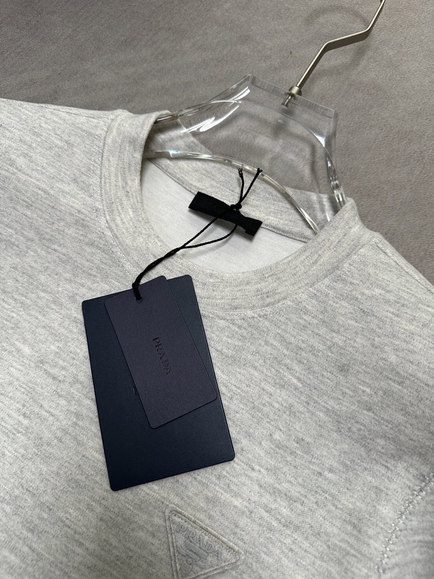 (灰白~)PRADA26秋冬爆款打底衫 PRADA男士简约圆领长袖针织打底,合身微宽松版型。秋冬高品质刚需打底, (灰白~)PRADA26秋冬爆款打底衫 PRADA男士简约圆领长袖针织打底,合身微宽松版型。秋冬高品质刚需打底,