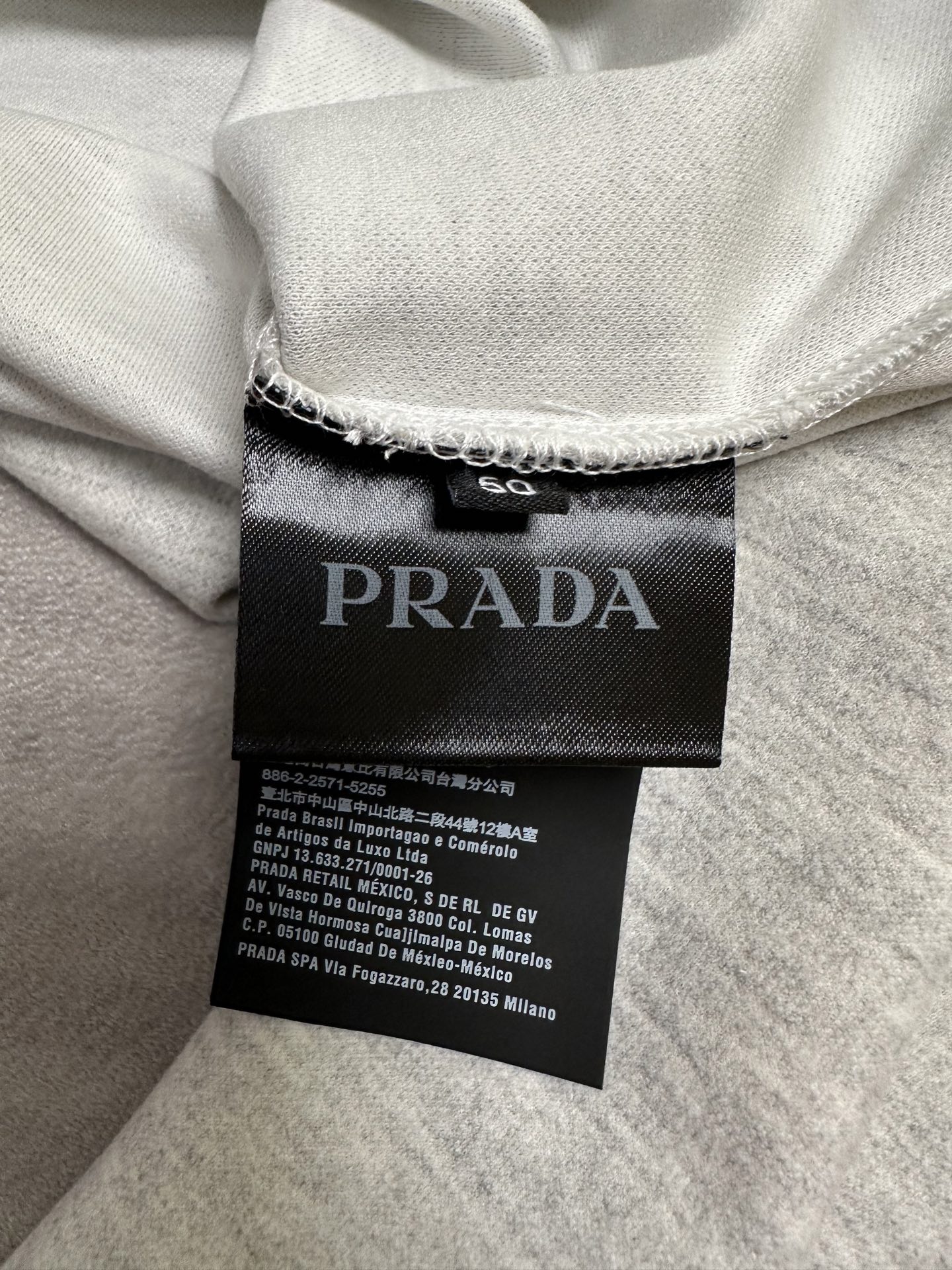 (灰白~)PRADA26秋冬爆款打底衫 PRADA男士简约圆领长袖针织打底,合身微宽松版型。秋冬高品质刚需打底, (灰白~)PRADA26秋冬爆款打底衫 PRADA男士简约圆领长袖针织打底,合身微宽松版型。秋冬高品质刚需打底,