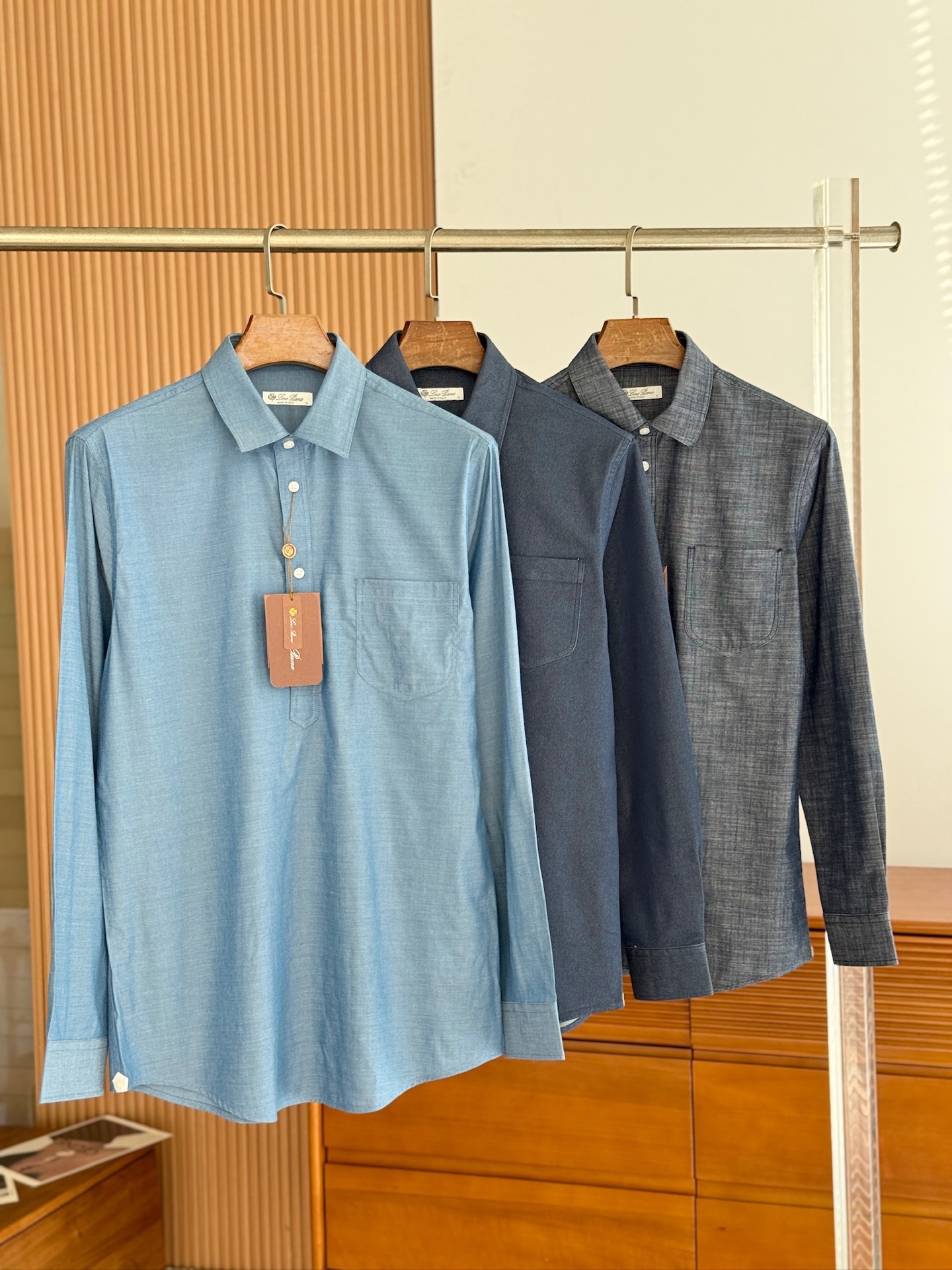 PORO PIANA诺悠翩雅，26年秋冬官网新款，EVIE衬衫兼具休闲与精致，采用独特的牛仔麻面料， 将品牌标志性的细腻