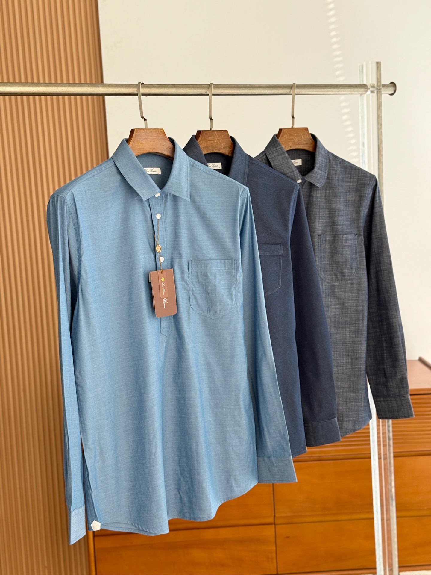 PORO PIANA诺悠翩雅，26年秋冬官网新款，EVIE衬衫兼具休闲与精致，采用独特的牛仔麻面料， 将品牌标志性的细腻