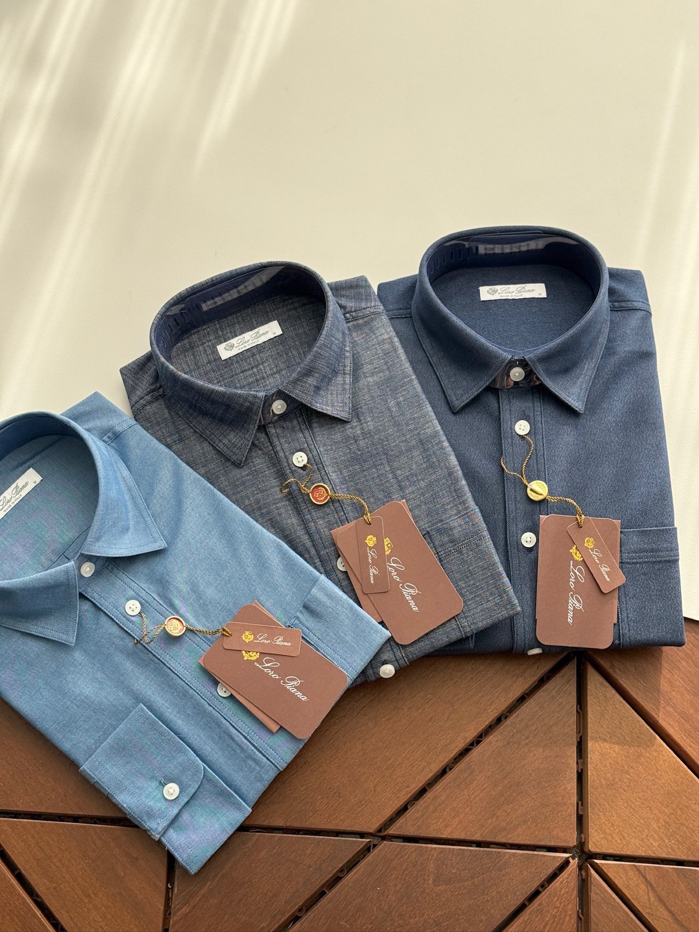 PORO PIANA诺悠翩雅，26年秋冬官网新款，EVIE衬衫兼具休闲与精致，采用独特的牛仔麻面料， 将品牌标志性的细腻