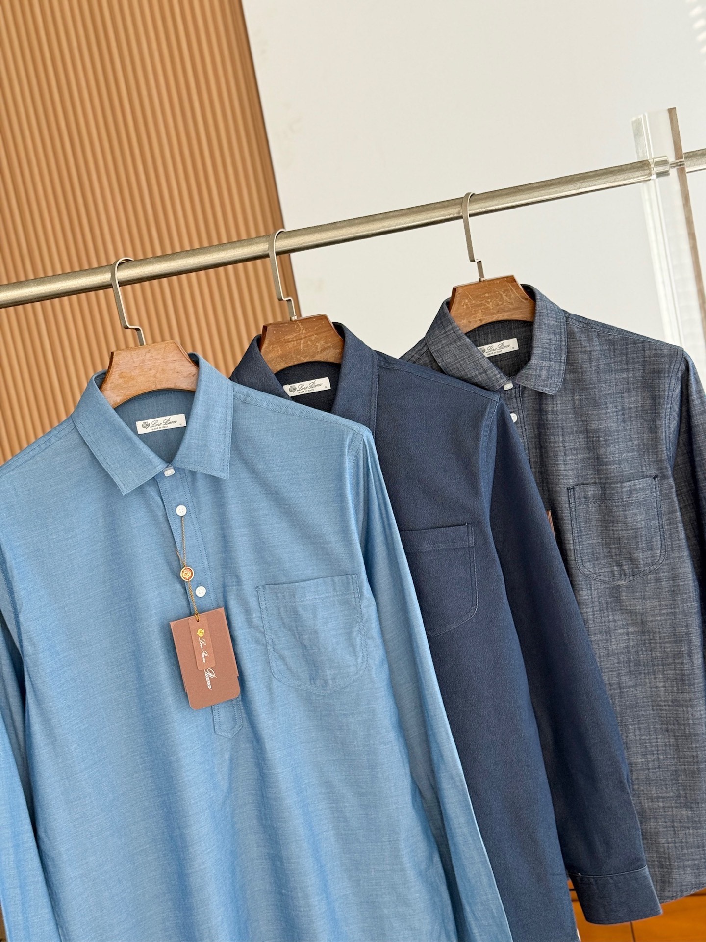 PORO PIANA诺悠翩雅，26年秋冬官网新款，EVIE衬衫兼具休闲与精致，采用独特的牛仔麻面料， 将品牌标志性的细腻