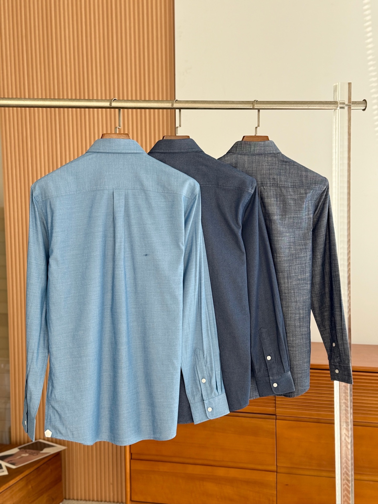 PORO PIANA诺悠翩雅，26年秋冬官网新款，EVIE衬衫兼具休闲与精致，采用独特的牛仔麻面料， 将品牌标志性的细腻