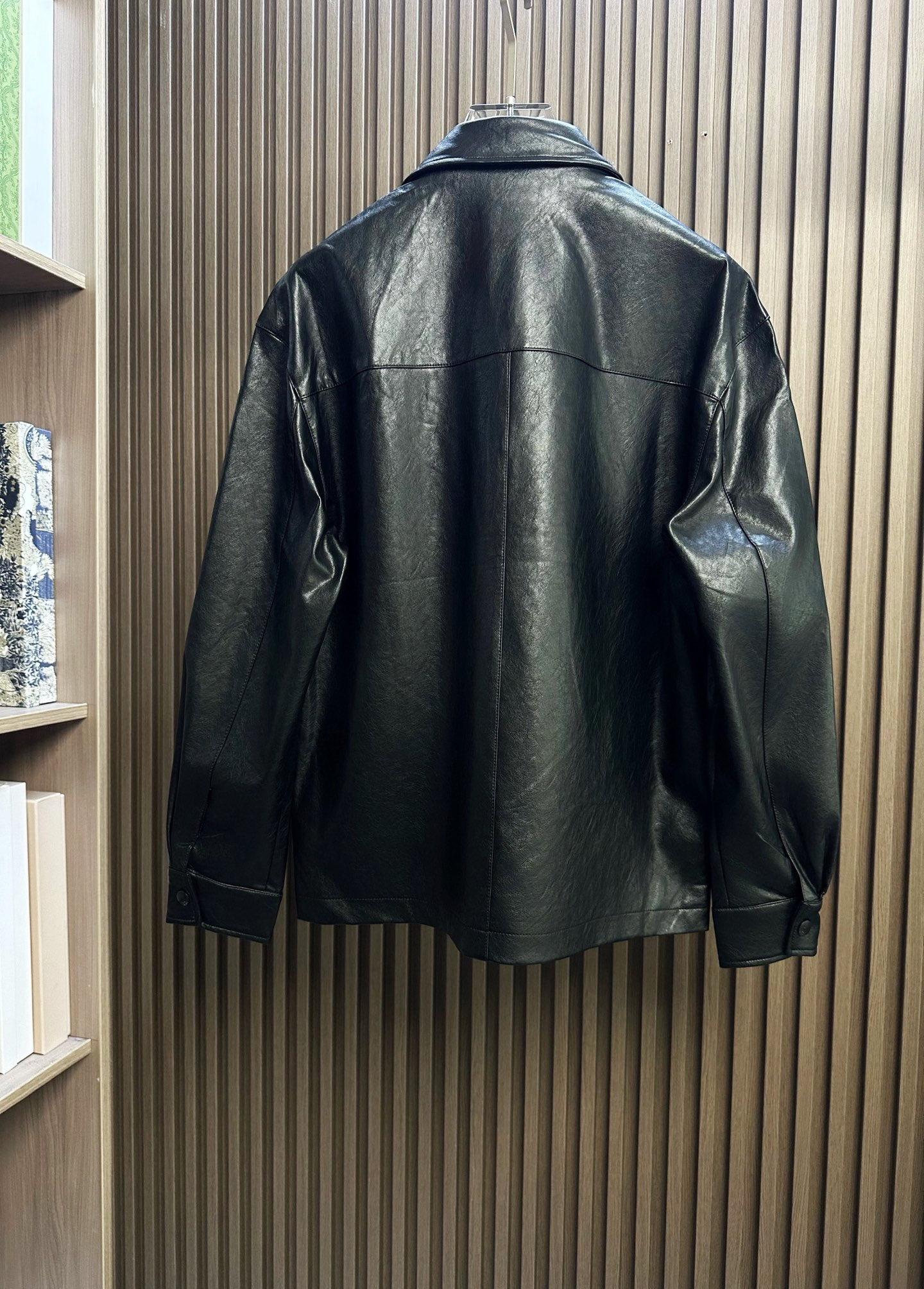 PRA26FW秋冬新款环保PU皮时尚翻领皮衣,男士经典三角标徽章时尚拉链皮衣夹克外套!同步官网发售!P家新款皮衣外套是品 PRA26FW秋冬新款环保PU皮时尚翻领皮衣,男士经典三角标徽章时尚拉链皮衣夹克外套!同步官网发售!P家新款皮衣外套是品