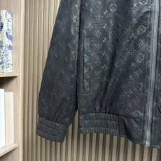 (黑~)LV驴家26FW秋冬新款顶级PU皮革时尚翻领皮衣,男士经典双拉链门襟商务休闲拉链皮衣夹克外套!贸易公司渠道稀出, (黑~)LV驴家26FW秋冬新款顶级PU皮革时尚翻领皮衣,男士经典双拉链门襟商务休闲拉链皮衣夹克外套!贸易公司渠道稀出,
