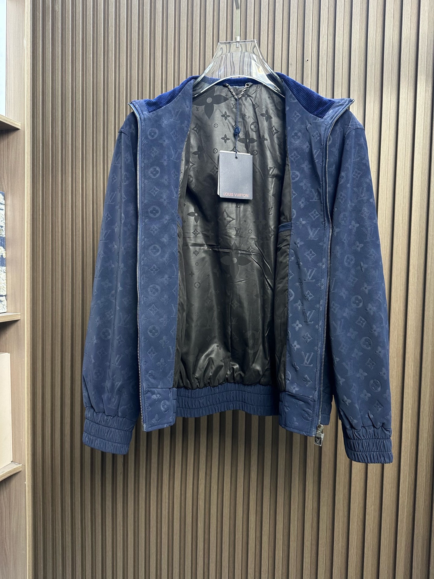 (宝蓝~)LV驴家26FW秋冬新款顶级PU皮革时尚翻领皮衣,男士经典双拉链门襟商务休闲拉链皮衣夹克外套!贸易公司渠道稀出 (宝蓝~)LV驴家26FW秋冬新款顶级PU皮革时尚翻领皮衣,男士经典双拉链门襟商务休闲拉链皮衣夹克外套!贸易公司渠道稀出