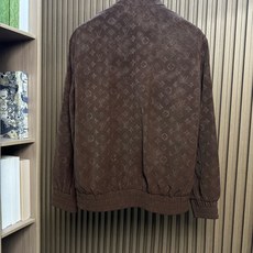 (咖色~)LV驴家26FW秋冬新款顶级PU皮革时尚翻领皮衣,男士经典双拉链门襟商务休闲拉链皮衣夹克外套!贸易公司渠道稀出 (咖色~)LV驴家26FW秋冬新款顶级PU皮革时尚翻领皮衣,男士经典双拉链门襟商务休闲拉链皮衣夹克外套!贸易公司渠道稀出