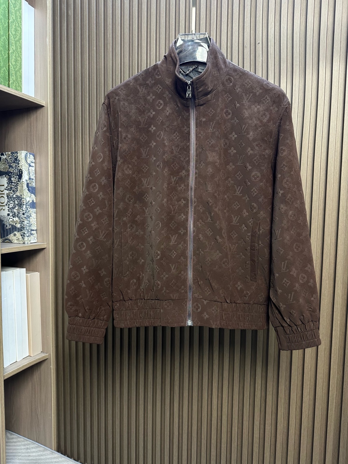 (咖色~)LV驴家26FW秋冬新款顶级PU皮革时尚翻领皮衣,男士经典双拉链门襟商务休闲拉链皮衣夹克外套!贸易公司渠道稀出 (咖色~)LV驴家26FW秋冬新款顶级PU皮革时尚翻领皮衣,男士经典双拉链门襟商务休闲拉链皮衣夹克外套!贸易公司渠道稀出