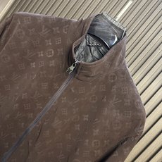 (咖色~)LV驴家26FW秋冬新款顶级PU皮革时尚翻领皮衣,男士经典双拉链门襟商务休闲拉链皮衣夹克外套!贸易公司渠道稀出 (咖色~)LV驴家26FW秋冬新款顶级PU皮革时尚翻领皮衣,男士经典双拉链门襟商务休闲拉链皮衣夹克外套!贸易公司渠道稀出