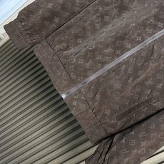 (咖色~)LV驴家26FW秋冬新款顶级PU皮革时尚翻领皮衣,男士经典双拉链门襟商务休闲拉链皮衣夹克外套!贸易公司渠道稀出 (咖色~)LV驴家26FW秋冬新款顶级PU皮革时尚翻领皮衣,男士经典双拉链门襟商务休闲拉链皮衣夹克外套!贸易公司渠道稀出