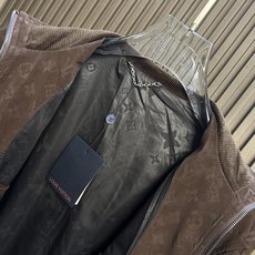 (咖色~)LV驴家26FW秋冬新款顶级PU皮革时尚翻领皮衣,男士经典双拉链门襟商务休闲拉链皮衣夹克外套!贸易公司渠道稀出 (咖色~)LV驴家26FW秋冬新款顶级PU皮革时尚翻领皮衣,男士经典双拉链门襟商务休闲拉链皮衣夹克外套!贸易公司渠道稀出