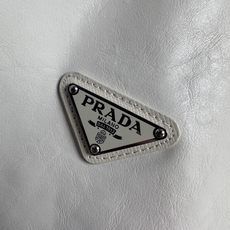 PRA26FW秋冬新款环保PU皮时尚翻领皮衣,男士经典三角标徽章时尚拉链皮衣夹克外套!同步官网发售!P家新款皮衣外套是品 PRA26FW秋冬新款环保PU皮时尚翻领皮衣,男士经典三角标徽章时尚拉链皮衣夹克外套!同步官网发售!P家新款皮衣外套是品