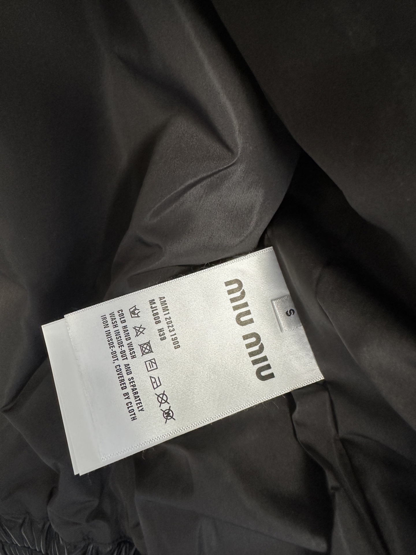 miumiu 26FW秋冬新款环保PU皮时尚翻领皮衣,时尚拉链皮衣夹克外套!同步官网发售!新款皮衣外套是品牌经典与现代潮 miumiu 26FW秋冬新款环保PU皮时尚翻领皮衣,时尚拉链皮衣夹克外套!同步官网发售!新款皮衣外套是品牌经典与现代潮