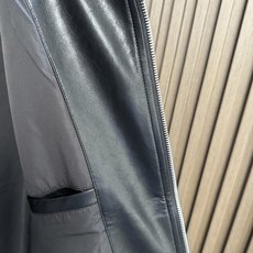 miumiu 26FW秋冬新款环保PU皮时尚翻领皮衣,时尚拉链皮衣夹克外套!同步官网发售!新款皮衣外套是品牌经典与现代潮 miumiu 26FW秋冬新款环保PU皮时尚翻领皮衣,时尚拉链皮衣夹克外套!同步官网发售!新款皮衣外套是品牌经典与现代潮