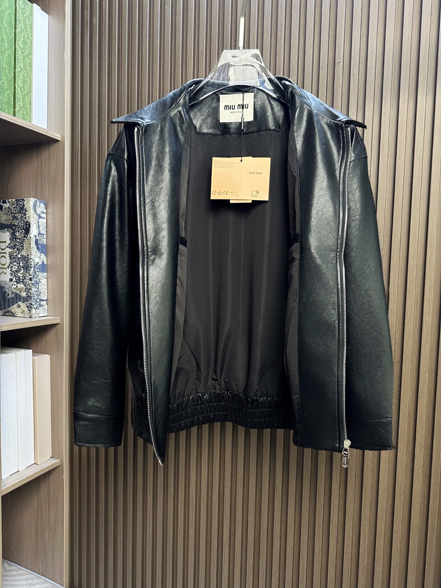 miumiu 26FW秋冬新款环保PU皮时尚翻领皮衣,时尚拉链皮衣夹克外套!同步官网发售!新款皮衣外套是品牌经典与现代潮 miumiu 26FW秋冬新款环保PU皮时尚翻领皮衣,时尚拉链皮衣夹克外套!同步官网发售!新款皮衣外套是品牌经典与现代潮