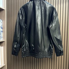 miumiu 26FW秋冬新款环保PU皮时尚翻领皮衣,时尚拉链皮衣夹克外套!同步官网发售!新款皮衣外套是品牌经典与现代潮 miumiu 26FW秋冬新款环保PU皮时尚翻领皮衣,时尚拉链皮衣夹克外套!同步官网发售!新款皮衣外套是品牌经典与现代潮
