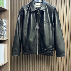 miumiu 26FW秋冬新款环保PU皮时尚翻领皮衣,时尚拉链皮衣夹克外套!同步官网发售!新款皮衣外套是品牌经典与现代潮 miumiu 26FW秋冬新款环保PU皮时尚翻领皮衣,时尚拉链皮衣夹克外套!同步官网发售!新款皮衣外套是品牌经典与现代潮