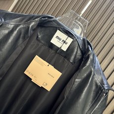 miumiu 26FW秋冬新款环保PU皮时尚翻领皮衣,时尚拉链皮衣夹克外套!同步官网发售!新款皮衣外套是品牌经典与现代潮 miumiu 26FW秋冬新款环保PU皮时尚翻领皮衣,时尚拉链皮衣夹克外套!同步官网发售!新款皮衣外套是品牌经典与现代潮