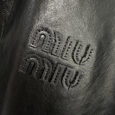 miumiu 26FW秋冬新款环保PU皮时尚翻领皮衣,时尚拉链皮衣夹克外套!同步官网发售!新款皮衣外套是品牌经典与现代潮 miumiu 26FW秋冬新款环保PU皮时尚翻领皮衣,时尚拉链皮衣夹克外套!同步官网发售!新款皮衣外套是品牌经典与现代潮