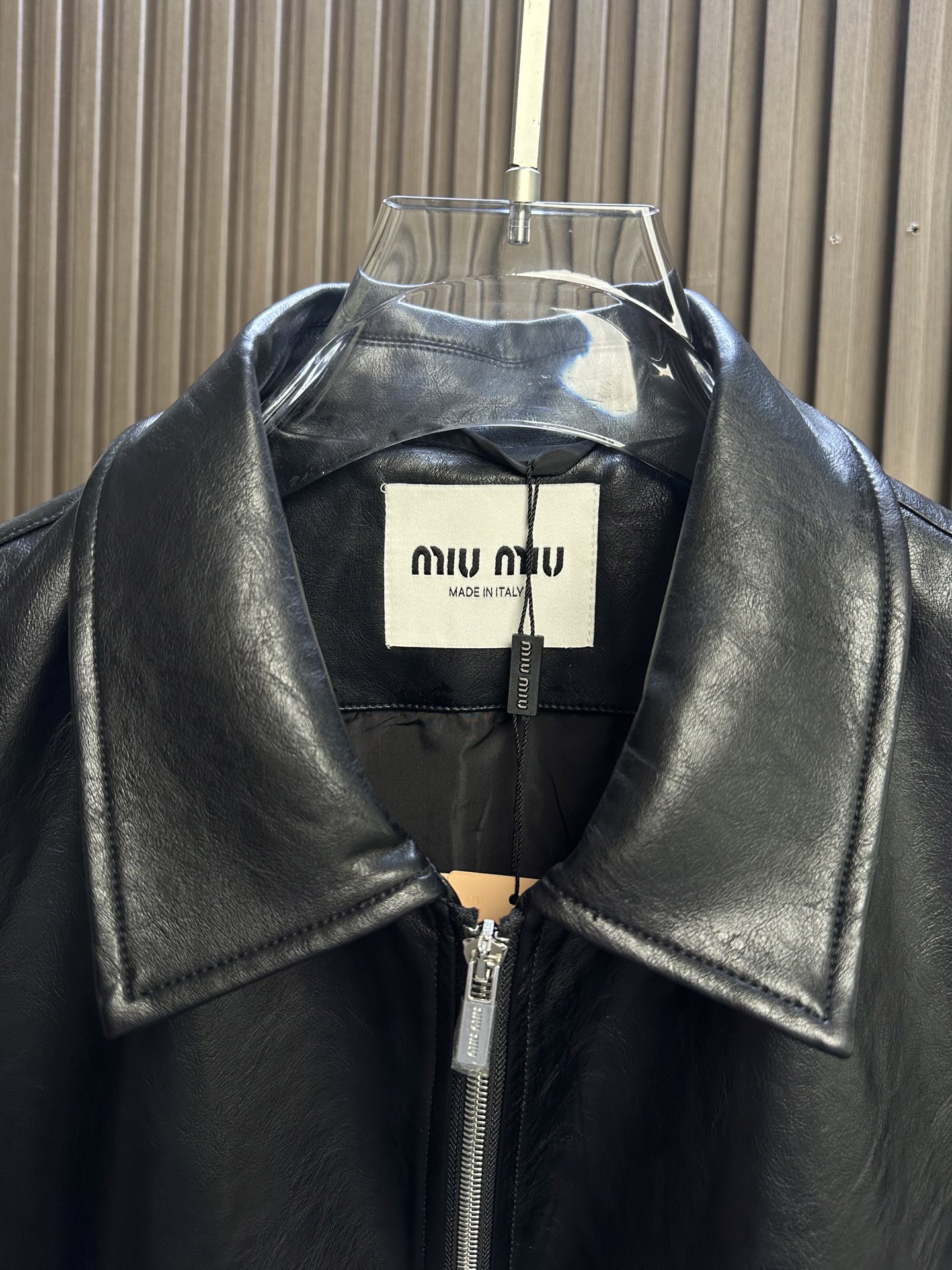 miumiu 26FW秋冬新款环保PU皮时尚翻领皮衣,时尚拉链皮衣夹克外套!同步官网发售!新款皮衣外套是品牌经典与现代潮 miumiu 26FW秋冬新款环保PU皮时尚翻领皮衣,时尚拉链皮衣夹克外套!同步官网发售!新款皮衣外套是品牌经典与现代潮