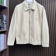 miumiu 26FW秋冬新款环保PU皮时尚翻领皮衣,时尚拉链皮衣夹克外套!同步官网发售!新款皮衣外套是品牌经典与现代潮 miumiu 26FW秋冬新款环保PU皮时尚翻领皮衣,时尚拉链皮衣夹克外套!同步官网发售!新款皮衣外套是品牌经典与现代潮