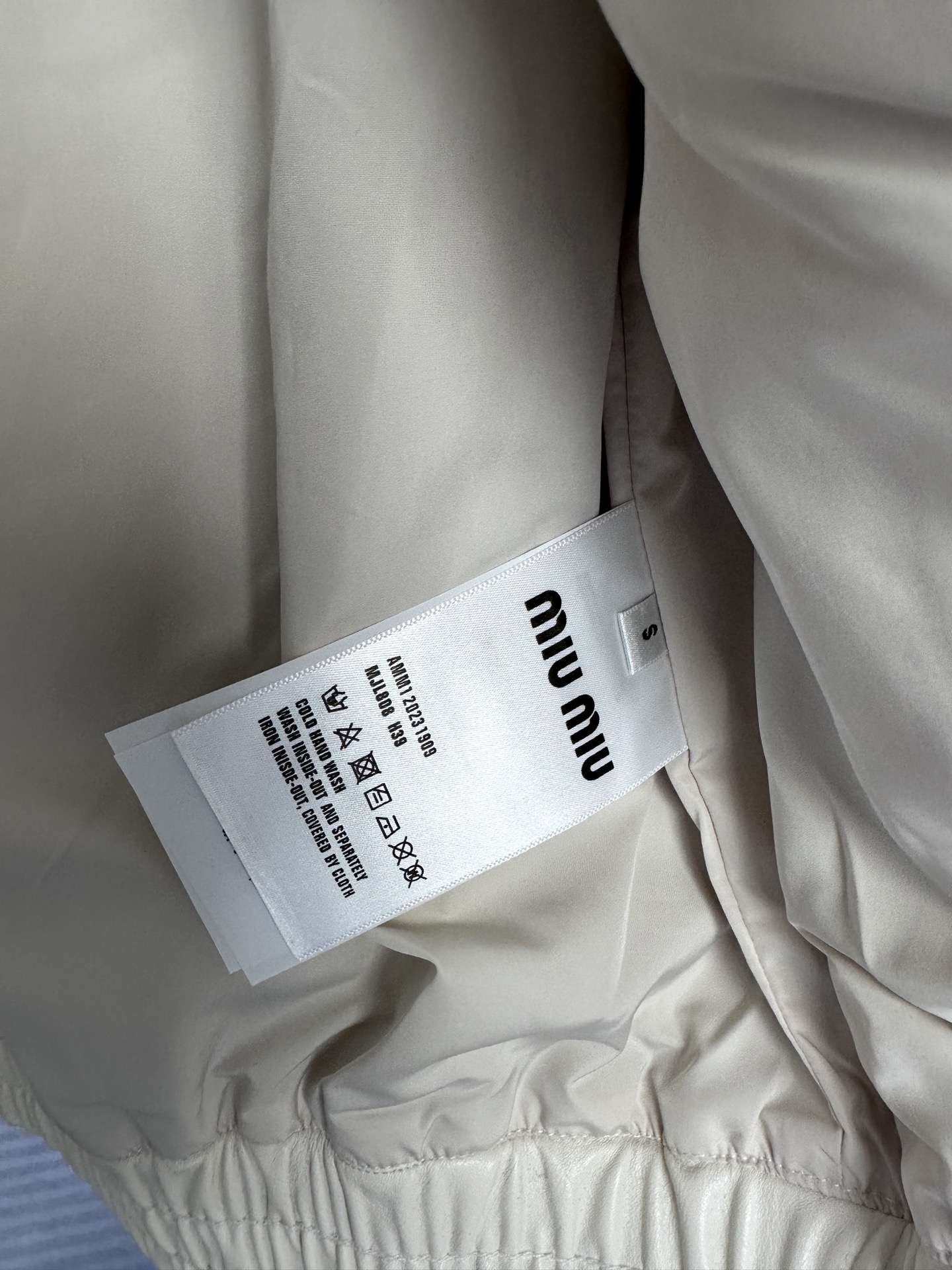 miumiu 26FW秋冬新款环保PU皮时尚翻领皮衣,时尚拉链皮衣夹克外套!同步官网发售!新款皮衣外套是品牌经典与现代潮 miumiu 26FW秋冬新款环保PU皮时尚翻领皮衣,时尚拉链皮衣夹克外套!同步官网发售!新款皮衣外套是品牌经典与现代潮