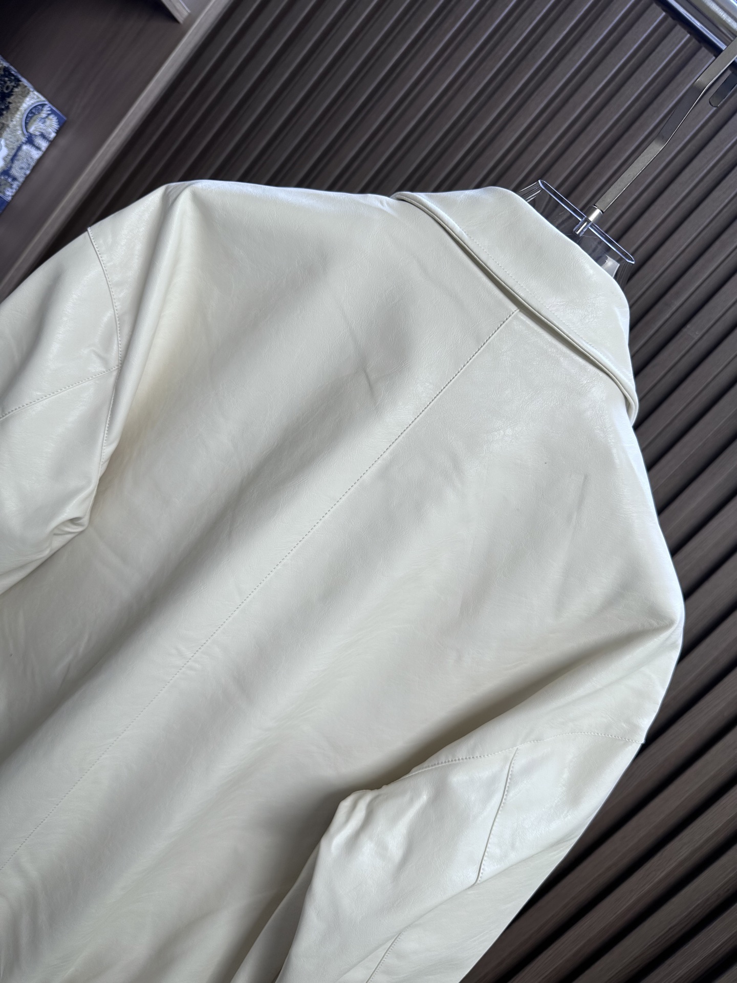 miumiu 26FW秋冬新款环保PU皮时尚翻领皮衣,时尚拉链皮衣夹克外套!同步官网发售!新款皮衣外套是品牌经典与现代潮 miumiu 26FW秋冬新款环保PU皮时尚翻领皮衣,时尚拉链皮衣夹克外套!同步官网发售!新款皮衣外套是品牌经典与现代潮