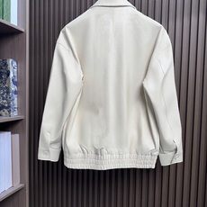 miumiu 26FW秋冬新款环保PU皮时尚翻领皮衣,时尚拉链皮衣夹克外套!同步官网发售!新款皮衣外套是品牌经典与现代潮 miumiu 26FW秋冬新款环保PU皮时尚翻领皮衣,时尚拉链皮衣夹克外套!同步官网发售!新款皮衣外套是品牌经典与现代潮