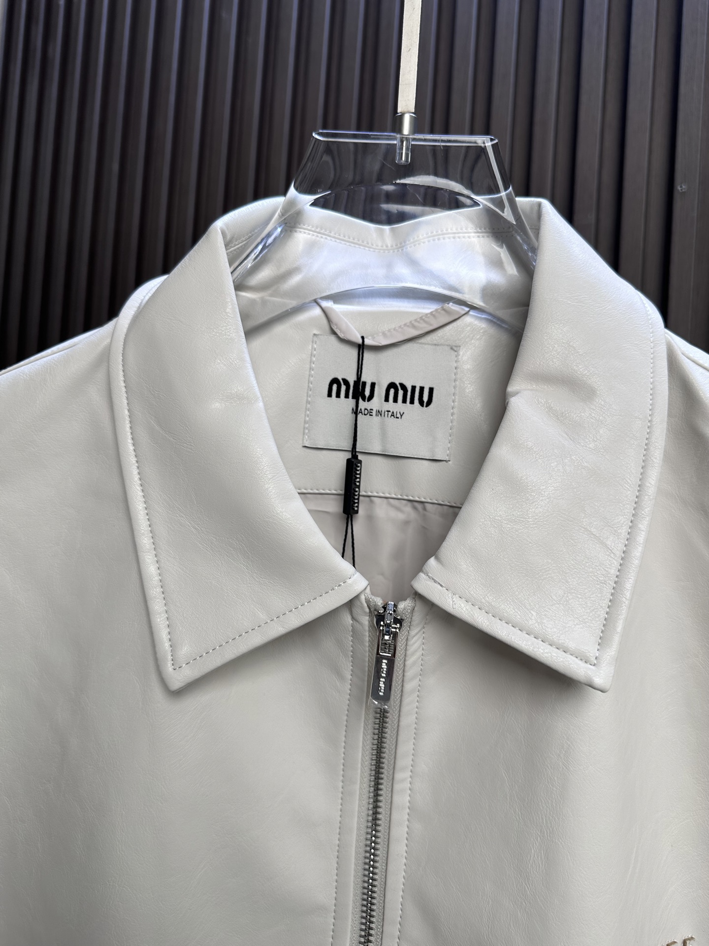 miumiu 26FW秋冬新款环保PU皮时尚翻领皮衣,时尚拉链皮衣夹克外套!同步官网发售!新款皮衣外套是品牌经典与现代潮 miumiu 26FW秋冬新款环保PU皮时尚翻领皮衣,时尚拉链皮衣夹克外套!同步官网发售!新款皮衣外套是品牌经典与现代潮